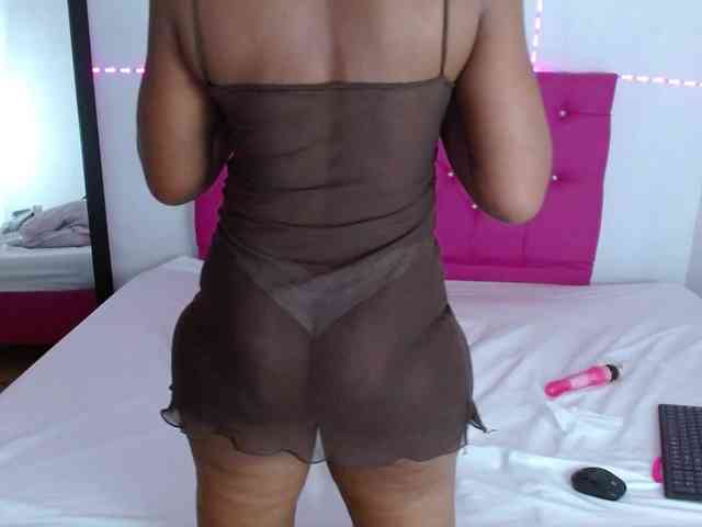 ebony-cougar webcam