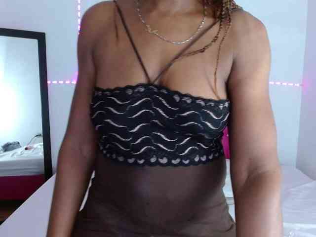 ebony-cougar webcam