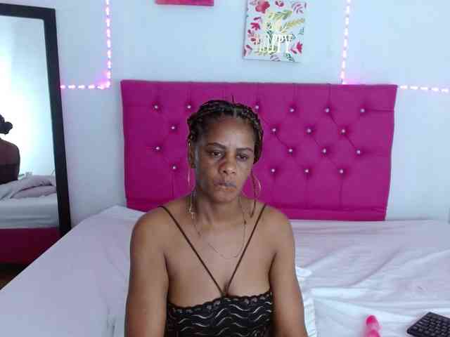 ebony-cougar webcam
