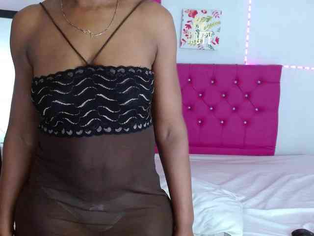ebony-cougar webcam