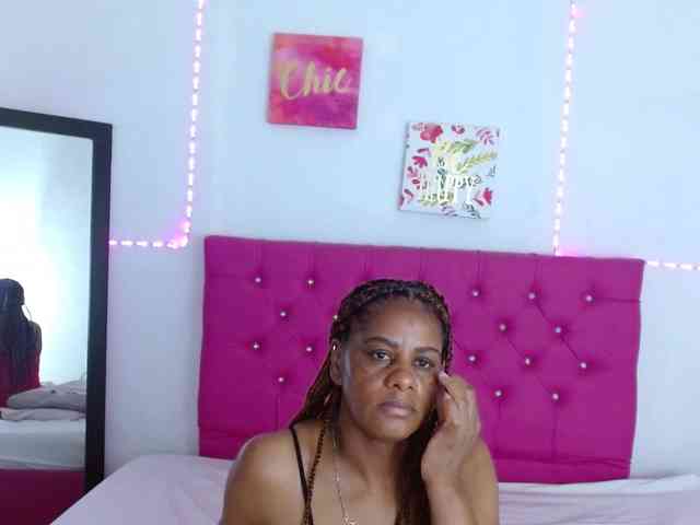 ebony-cougar webcam