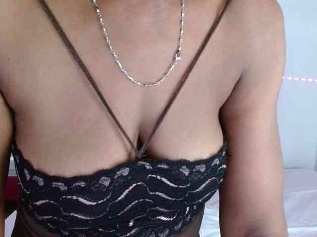 ebony-cougar webcam