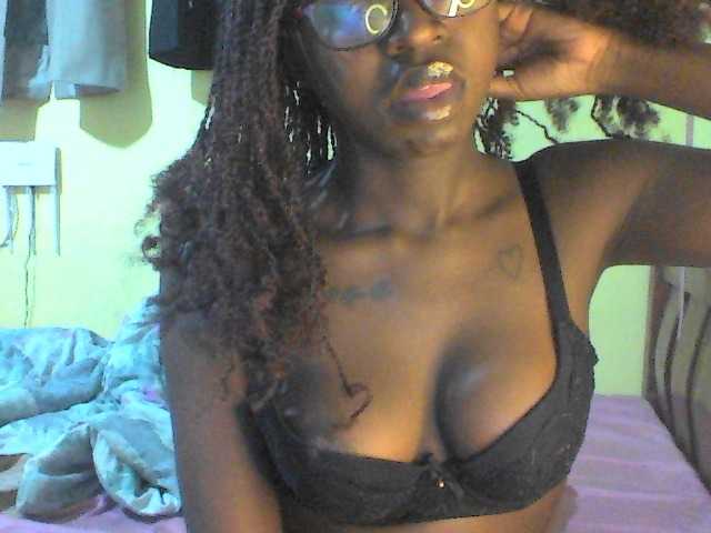 TipQueen webcam bongacams model stream image