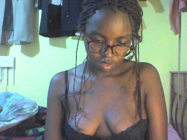 TipQueen webcam bongacams model stream image