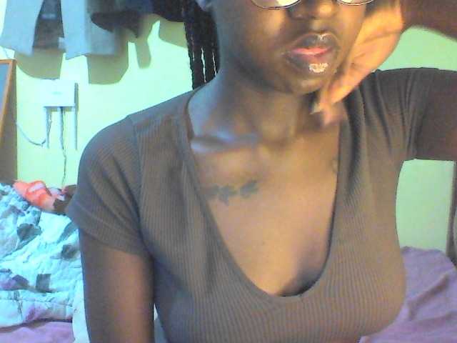 TipQueen webcam bongacams model stream image