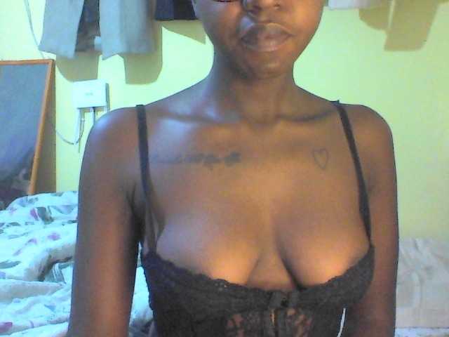 TipQueen webcam bongacams model stream image