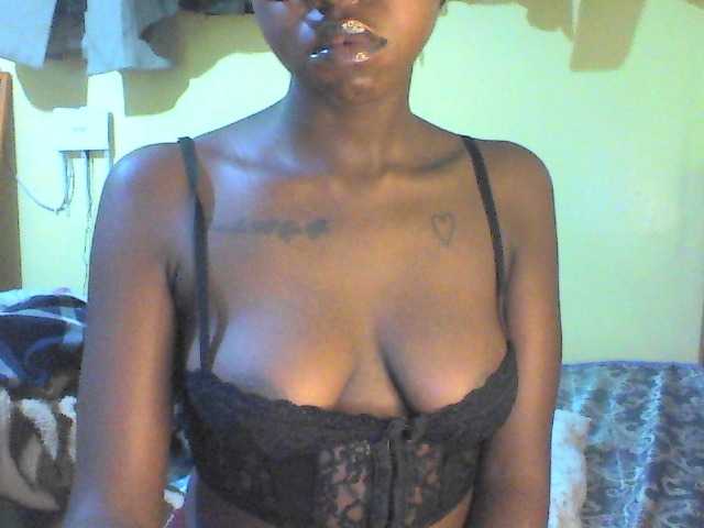 TipQueen webcam bongacams model stream image