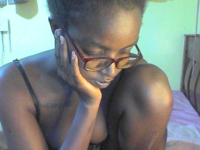 TipQueen webcam bongacams model stream image