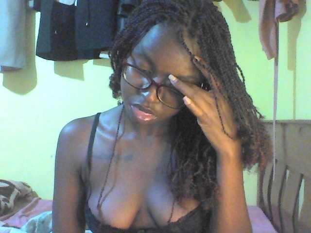 TipQueen webcam bongacams model stream image