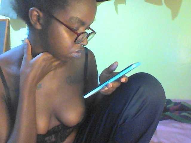 TipQueen webcam bongacams model stream image