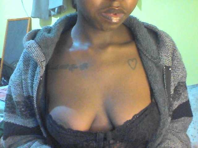 TipQueen webcam bongacams model stream image