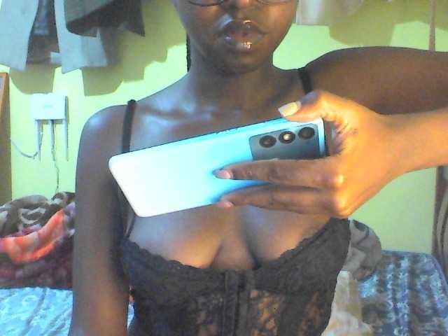 TipQueen webcam bongacams model stream image