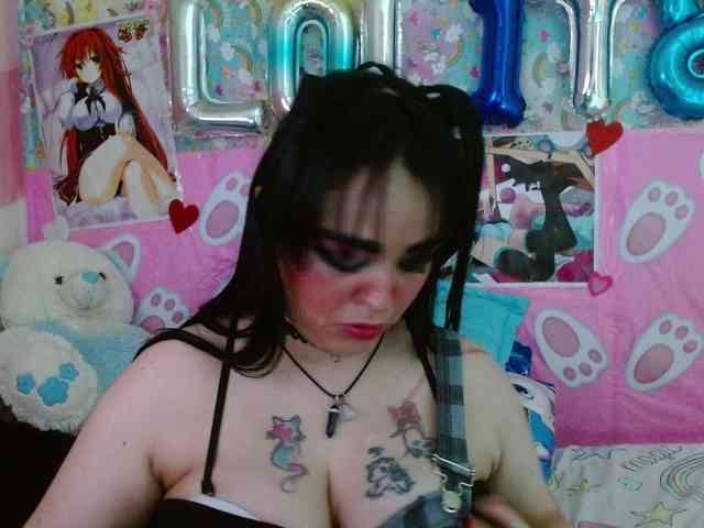 AlizeHentaiMeow webcam