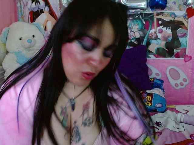 AlizeHentaiMeow webcam