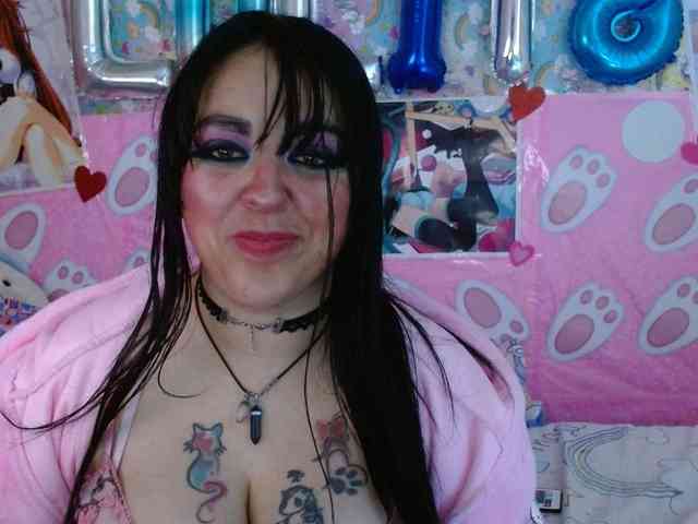 AlizeHentaiMeow webcam