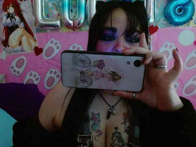 AlizeHentaiMeow webcam