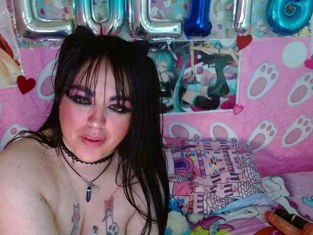 AlizeHentaiMeow webcam