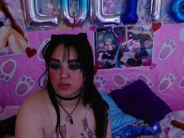 AlizeHentaiMeow webcam