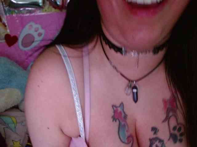 AlizeHentaiMeow webcam