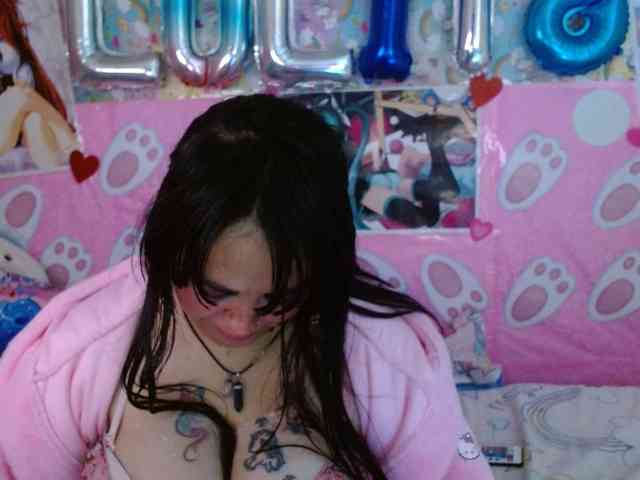 AlizeHentaiMeow webcam