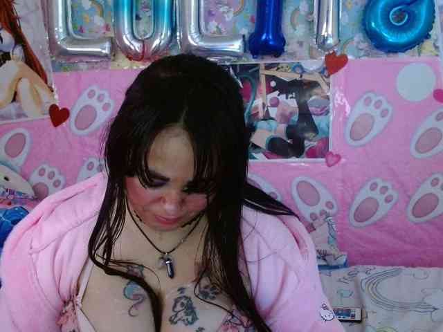 AlizeHentaiMeow webcam