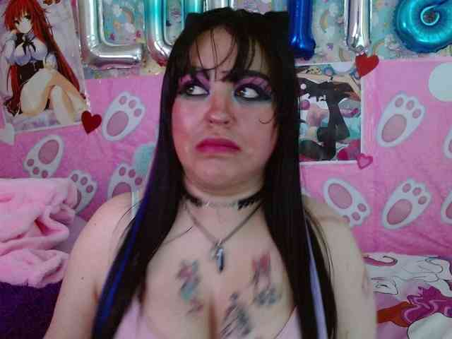 AlizeHentaiMeow webcam
