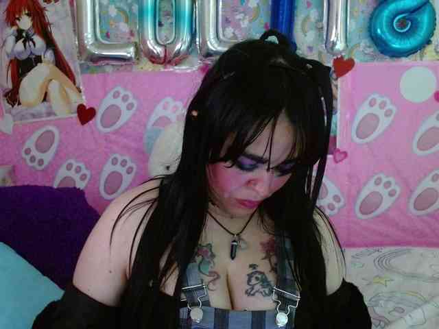 AlizeHentaiMeow webcam