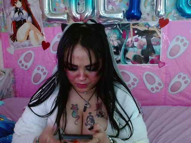 AlizeHentaiMeow webcam