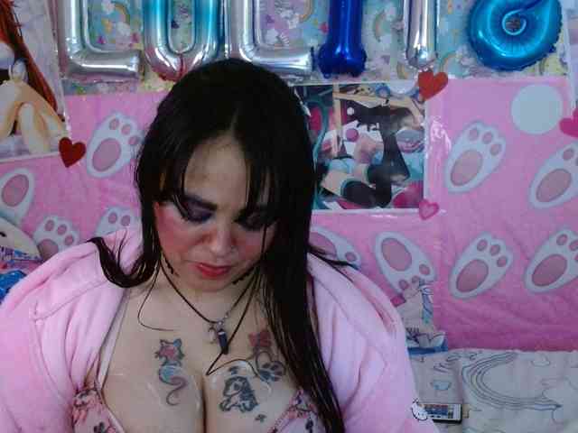 AlizeHentaiMeow webcam