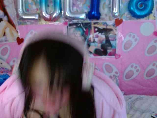 AlizeHentaiMeow webcam