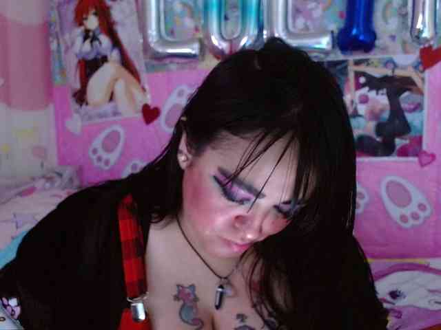 AlizeHentaiMeow webcam
