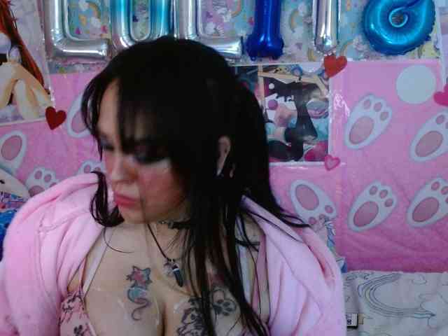 AlizeHentaiMeow webcam