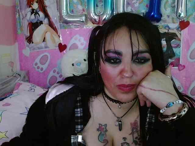AlizeHentaiMeow webcam