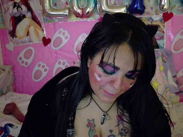 AlizeHentaiMeow webcam