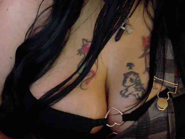 AlizeHentaiMeow webcam