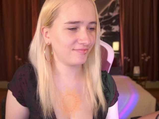 LilElfie's BongaCams show and profile