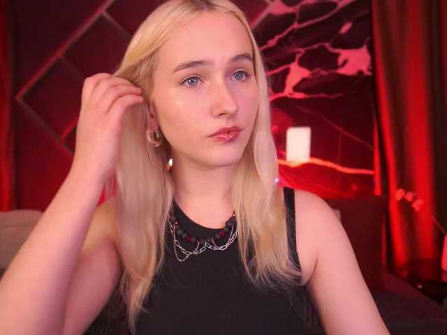 LilElfie's BongaCams show and profile