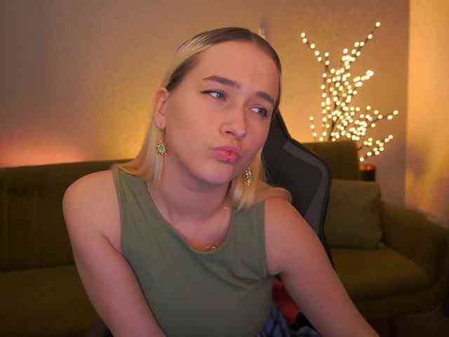 LilElfie's webcam live show