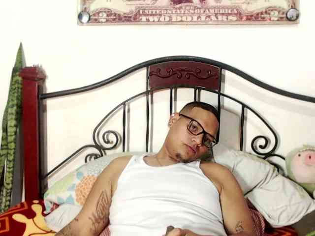 Mikeblaze1 Live Webcam on BongaCams