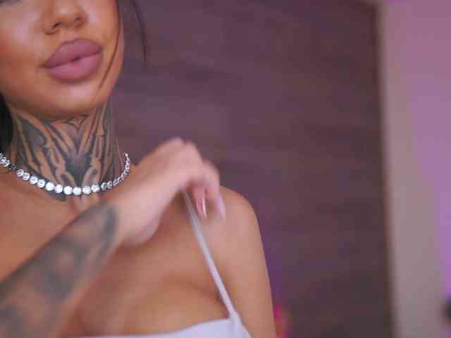 striptease cam KiaraMoreno