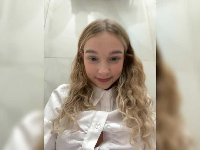 MeowMia live cam profile