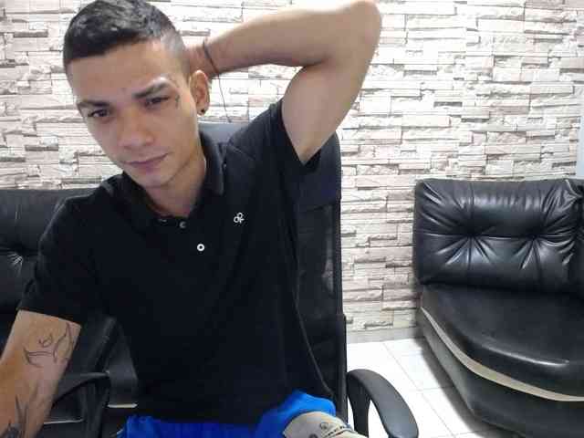 mike-vega Live Webcam on BongaCams