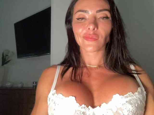 Модель: FlaviaOliver