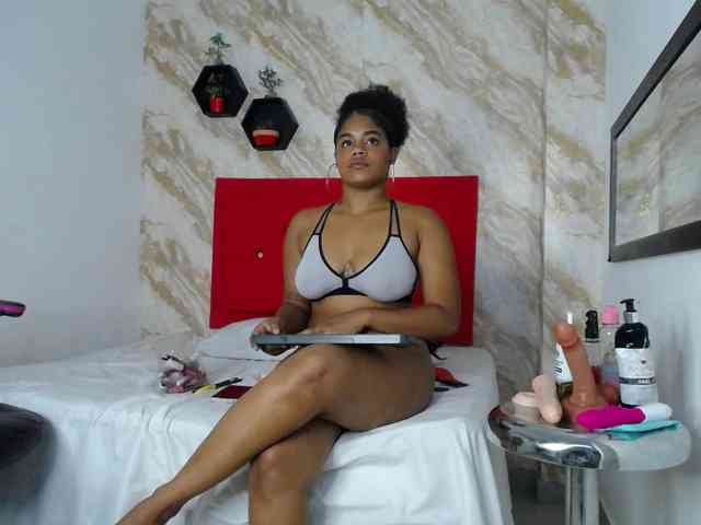 Issa-love Live Webcam on BongaCams
