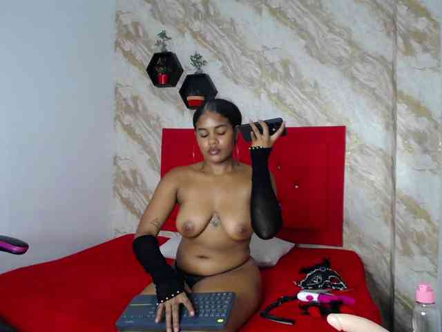 Issa-love Live Webcam on BongaCams