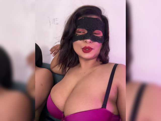 EleenaTylor's BongaCams show and profile