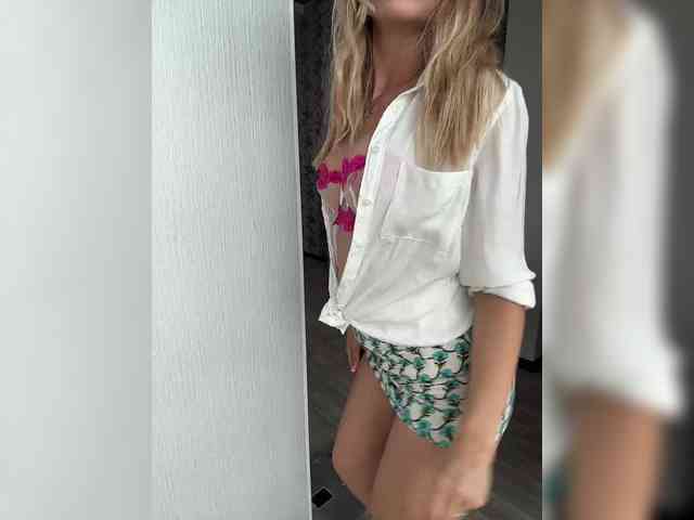 Baby-blonde webcam