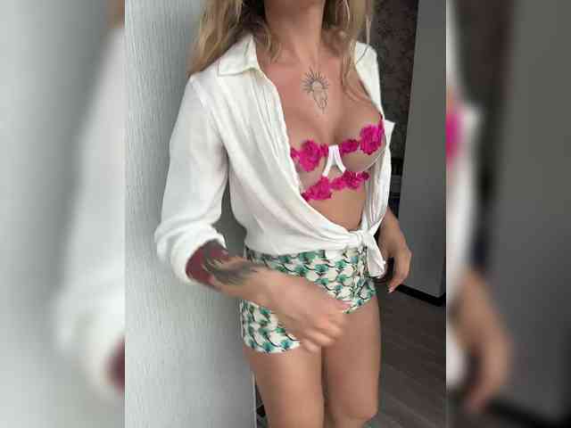 Baby-blonde webcam