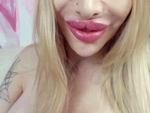 yourkrissnew1 Live Webcam on BongaCams