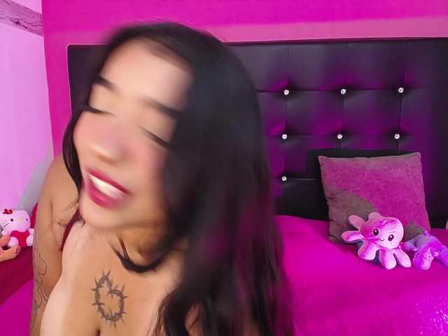 mollycurvyhot's BongaCams show and profile